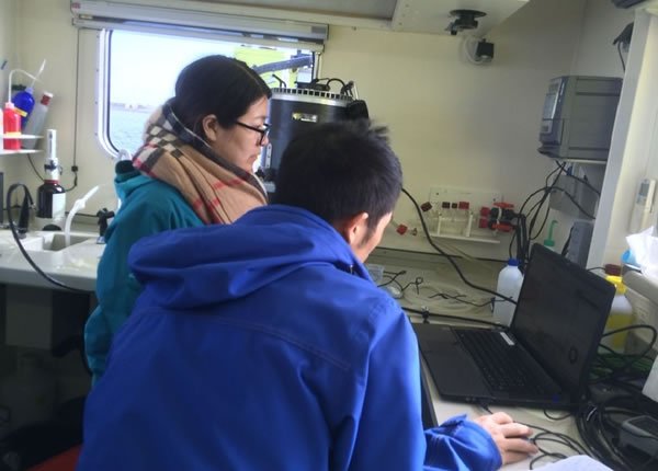太湖局專家在野外調查船上操作CytoSense.jpg 太湖局專家在野外調查船上操作CytoSense.jpg